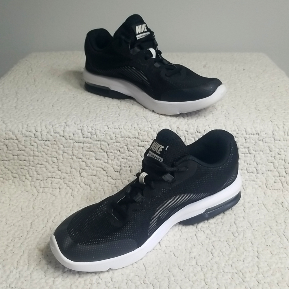 Nike Max advantage 2, black & white ( Size 4Y )